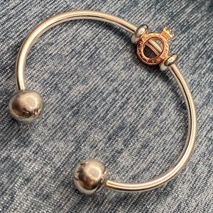 Pandora moments open bangle silver bracelet with pandora logo & crown O charm✨